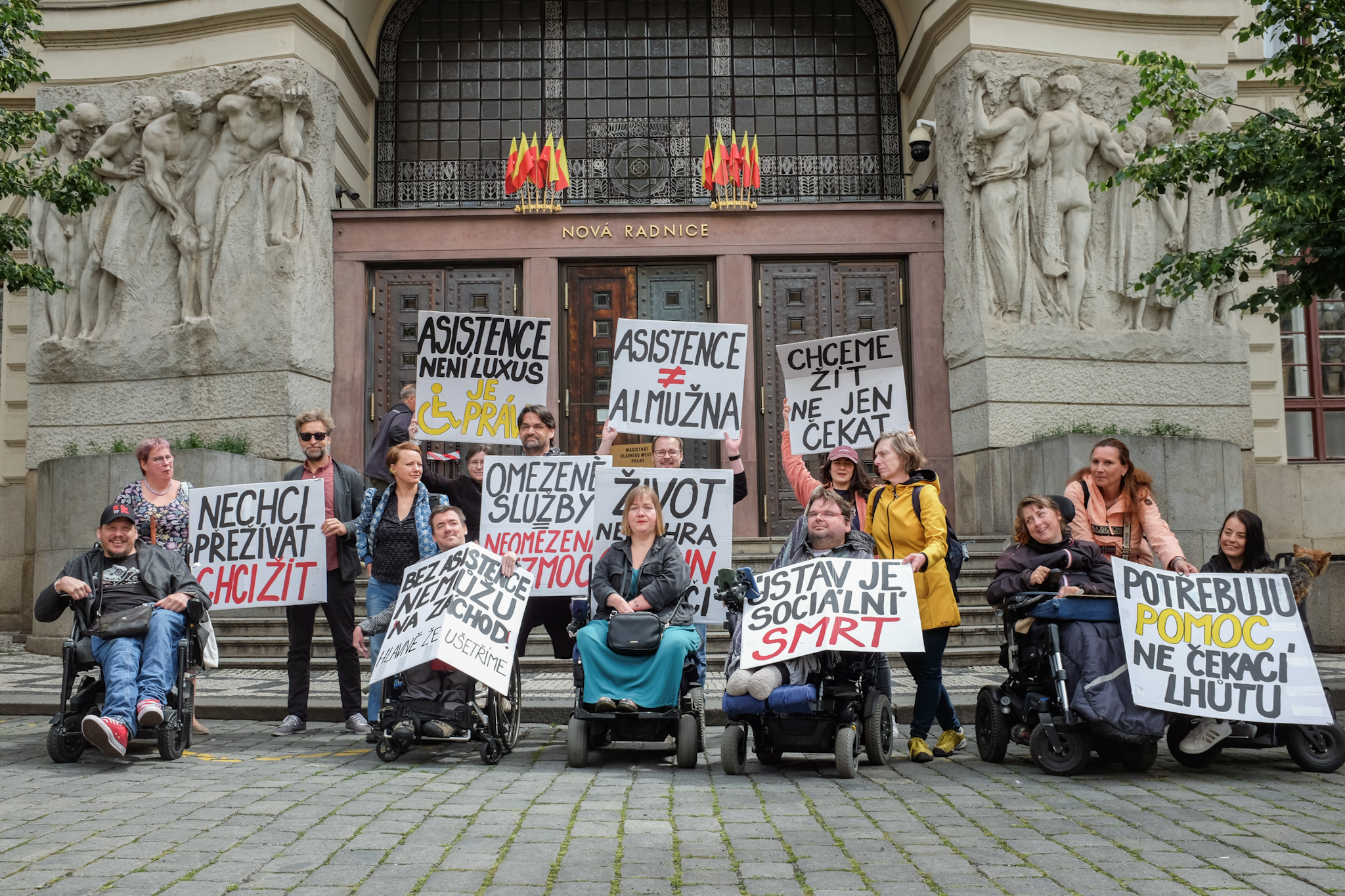 Lidé protestují za dostupnou osobní asistenci